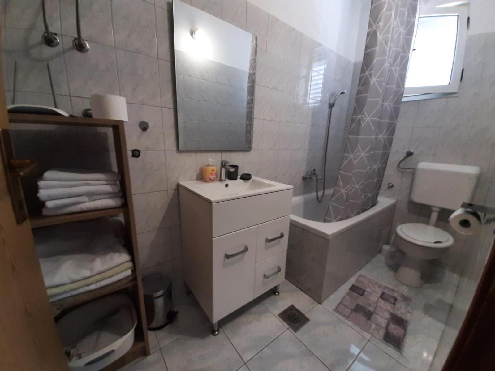 Apartman Jadranka Rogotin Exterior foto